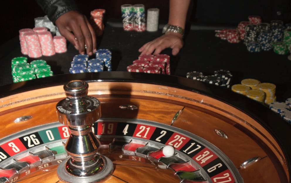 roulette with casino players